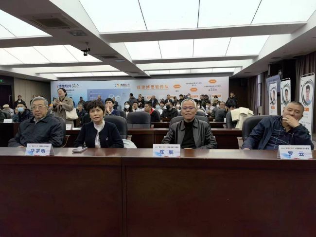 “球场设计有7万个座位，旨在为球迷们提供最佳的舒适度和激动人心的身临其境体验，有助于城市的发展，并且和米兰市中心交通轻松接轨，和现有的基础设施融为一体。
